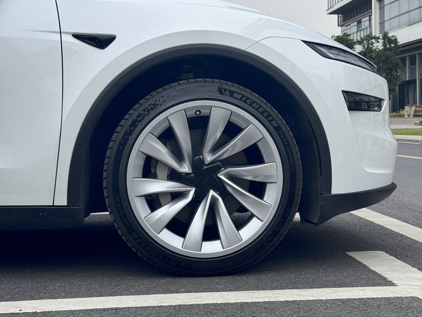 Model Y Juniper 2026+: Helix 20" Rim Edge Protector Guards (4 PCs)