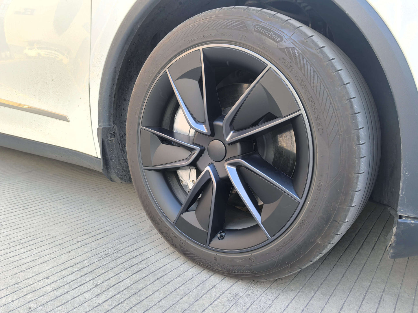 model-y-juniper-2026-crossflow-19-wheel-rim-protector-cover