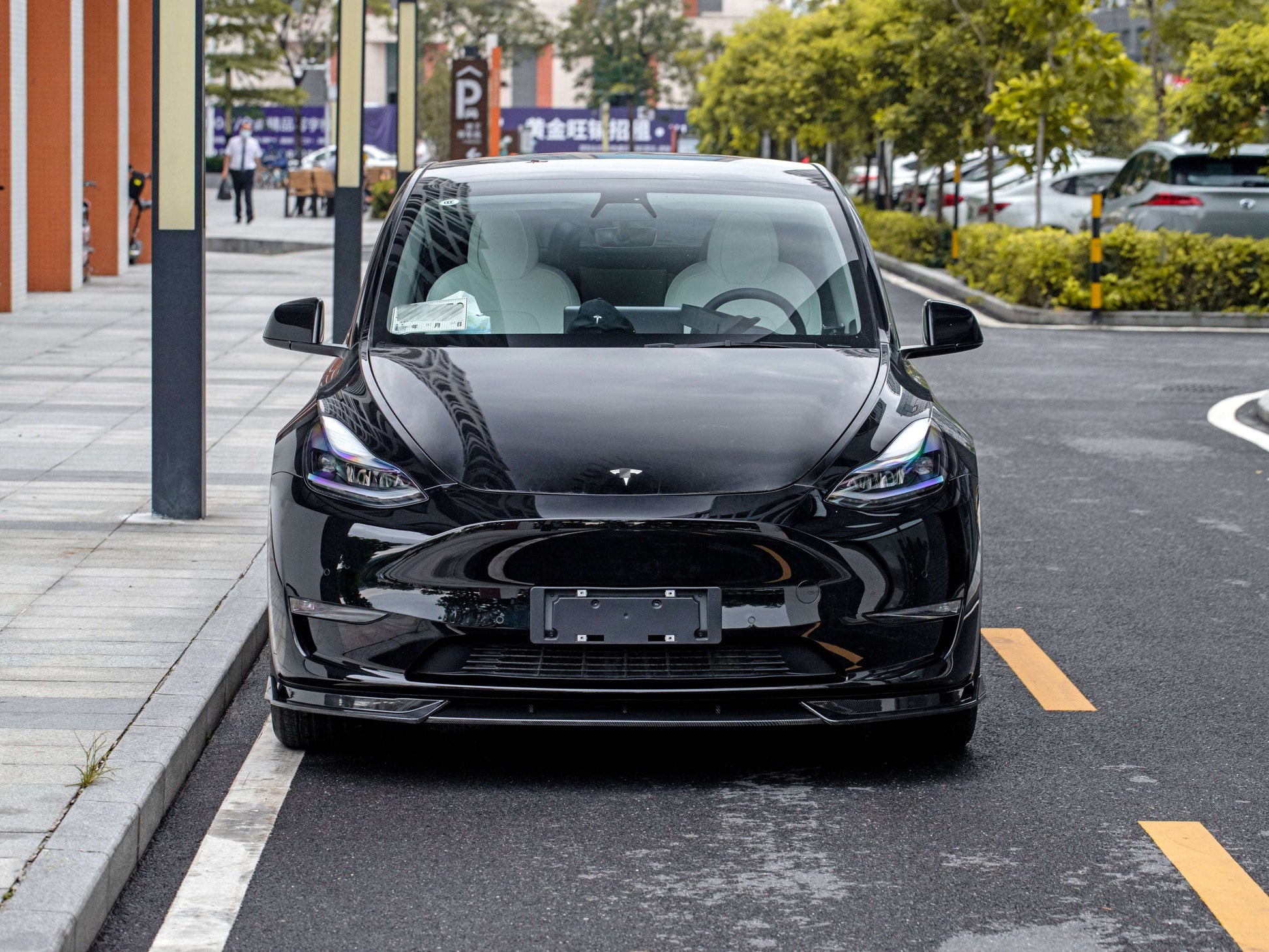 model-y-v-style-front-bumper-lip-splitter