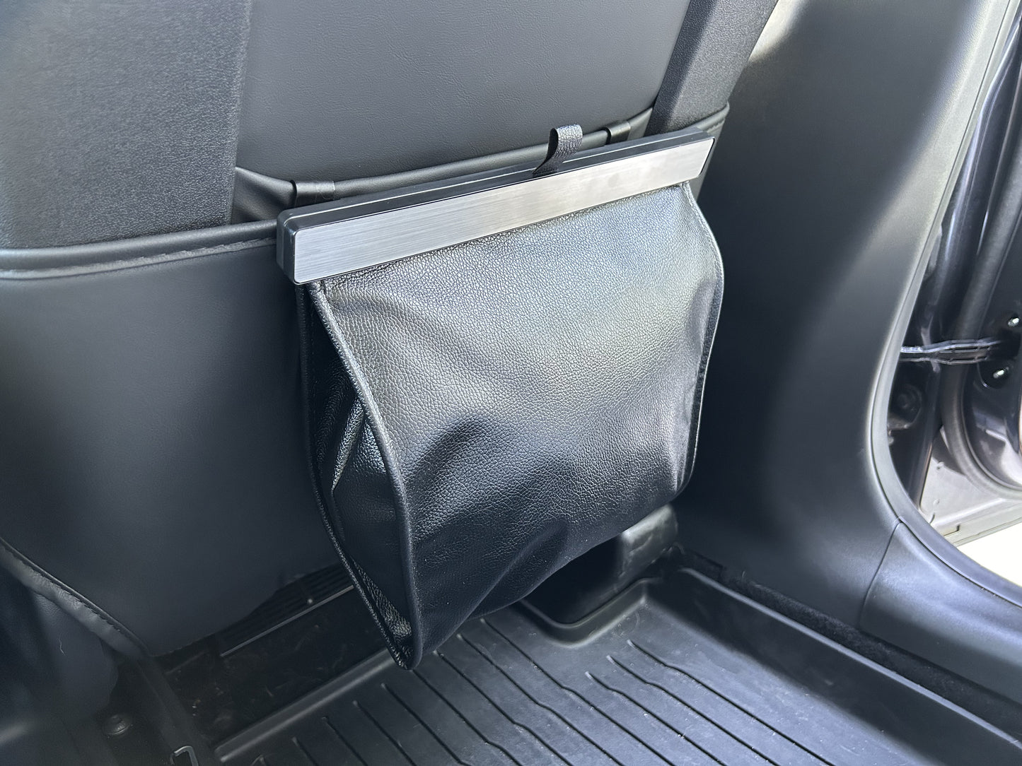 Model S/3/X/Y: Rear Seat PU Leather Magnetic Trash Bag